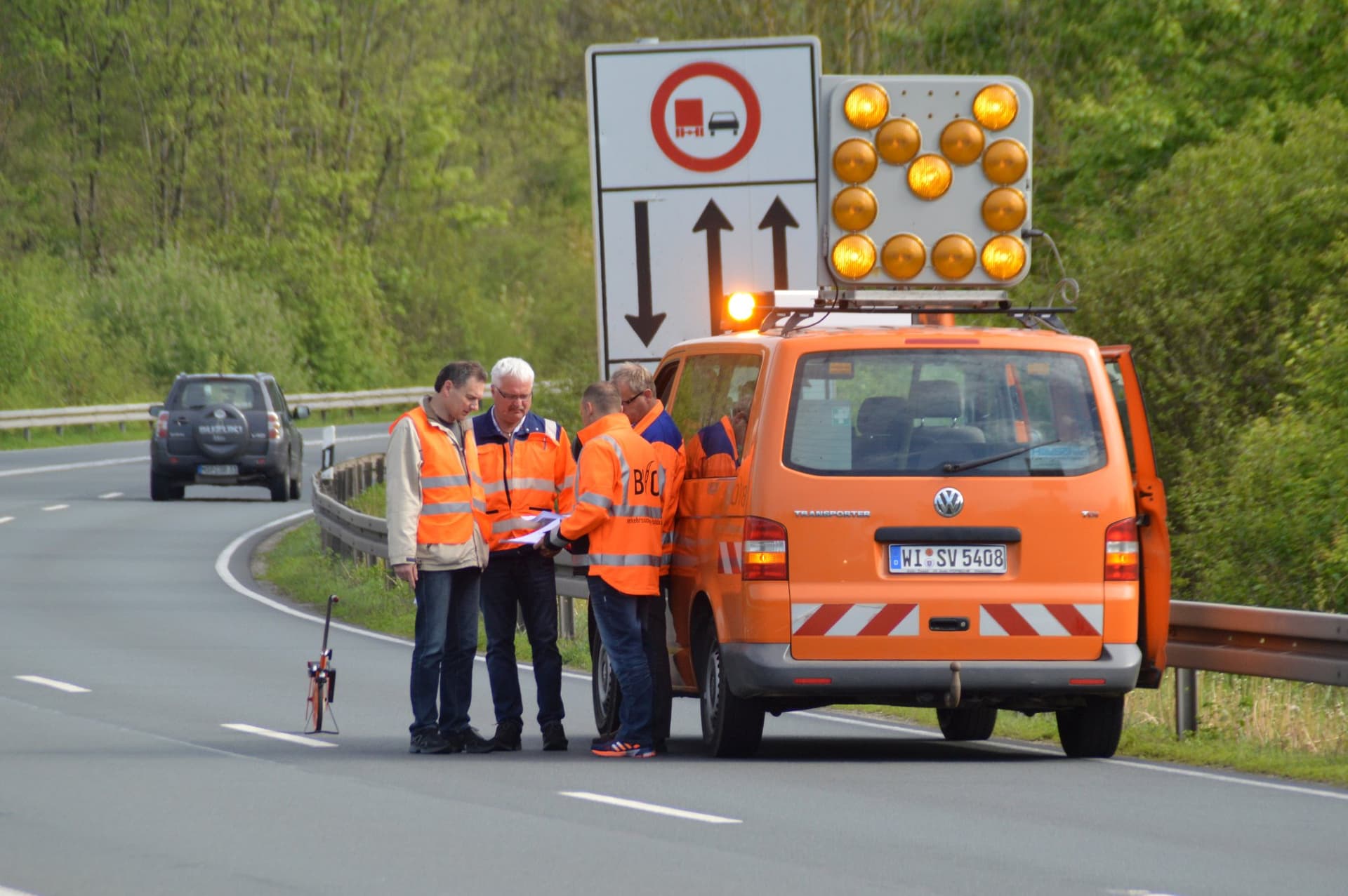 Trafik Kontrol ve Yol Bakım Personeli (Verkehrsüberwacher / Straßenbauhelfer)